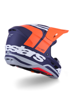 Alpinestars S-M7 Core hjelm, motocross-hjelm, mat orange og blå, set bagfra fra siden med markant hvidt Alpinestars-branding på bagsiden, stærk orange visir, aerodynamisk kompositskal med grå detaljer, professionel beskyttelse til off-road racing