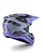 Alpinestars S-M3 Jettson hjelm ECE 22.06, motocross-hjelm, grå, lilla og sort blank, set bagfra i trekvart profil, der viser den aerodynamiske termo-injicerede skal med ventilationsåbninger og markant grafisk design