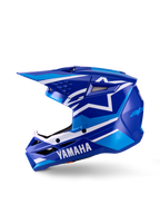 Yamaha S-M3 motocrosshjelm til unge, motocrosshjelm, blank blå og hvid, sideprofil, med tydelig Yamaha-branding på hagebeskytteren og Alpinestars stjerne-logo, strømlinet aerodynamisk skal med flere ventilationsåbninger og integreret visir.