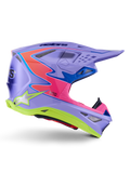 Alpinestars Supertech M10 Jett Lawrence R01 hjelm, motocrosshjelm, lilla med lyserøde og fluorescerende gule detaljer, sideprofil der viser den aerodynamiske carbonskal, adskillige ventilationsporte og markant Alpinestars-branding til off-road performance