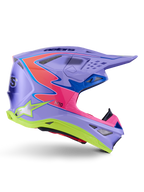 Alpinestars Supertech M10 Jett Lawrence R01 hjelm, motocrosshjelm, lilla med lyserøde og fluorescerende gule detaljer, sideprofil der viser den aerodynamiske carbonskal, adskillige ventilationsporte og markant Alpinestars-branding til off-road performance