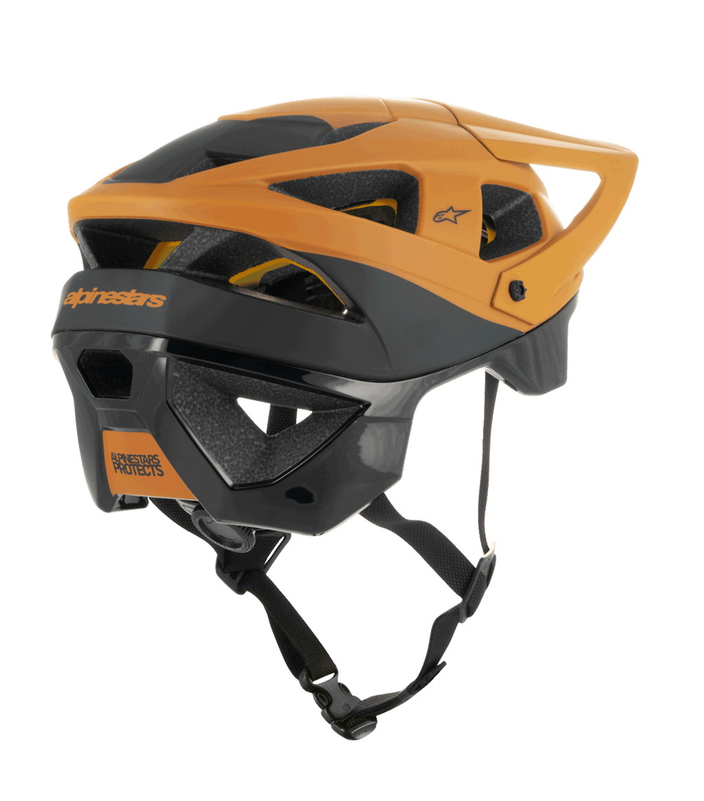 Alpinestars Vector Tech Zeal-hjelm, MTB-hjelm, sort og mørk guld, set bagfra fra siden med flere ventilationsåbninger, justerbar skygge og sikker sort hagerem, beskyttende mountainbike-udstyr med Alpinestars-branding