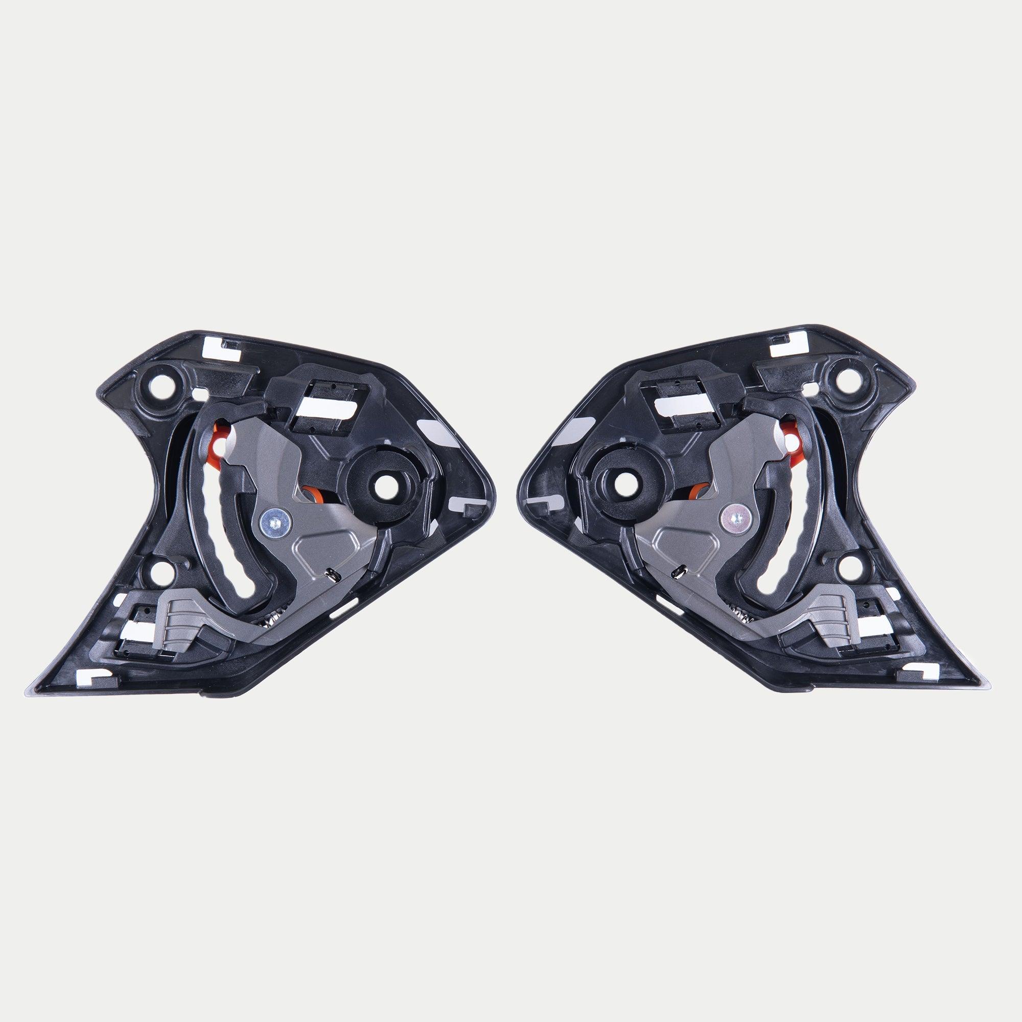 Alpinestars Supertech R10 visirmekanisme, hjelmtilbehør, sort, et par udskiftningsvisirmekanismer til S-R10-hjelme, detaljerede sorte plastkomponenter med synlige metaldele og orange mekaniske dele, vigtig hardware til betjening af hjelmvisiret