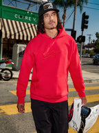 Alpinestars Emergent Oversized hættetrøje, rød, 3D-broderet Astars-logo på brystet, kombineret med sorte bukser og en kasket, mens han bærer en hvid motocross-hjelm, afslappet urban streetwear-stil