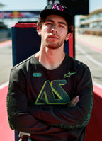 Alpinestars Ayess Csf Tee, langærmet t-shirt, sort, med grøn og gul gradient AS-grafik på brystet og ærmerne, afslappet motorsport-inspireret streetwear, båret på en racerbane