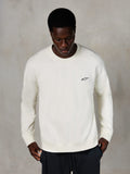 Alpinestars Essentials Ageless Crew, crewneck sweatshirt, off-white, lille sort Alpinestars-logo på brystet, båret af model, afslappet lifestyle streetwear, premium blød fleece