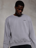Alpinestars Essentials Ageless Crew, sølvfarvet premium crewneck sweatshirt, med et lille sort Alpinestars-logo på brystet, båret af en model, afslappet lifestyle streetwear med en blød fleecetekstur.