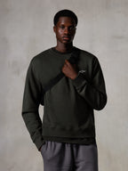Alpinestars Essentials Ageless Crew, crewneck sweatshirt, Off Black, med et lille hvidt Alpinestars-logo på brystet, ribstrikket krave og kant, afslappet lifestyle streetwear