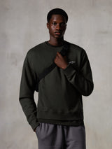 Alpinestars Essentials Ageless Crew, crewneck sweatshirt, Off Black, med et lille hvidt Alpinestars-logo på brystet, ribstrikket krave og kant, afslappet lifestyle streetwear