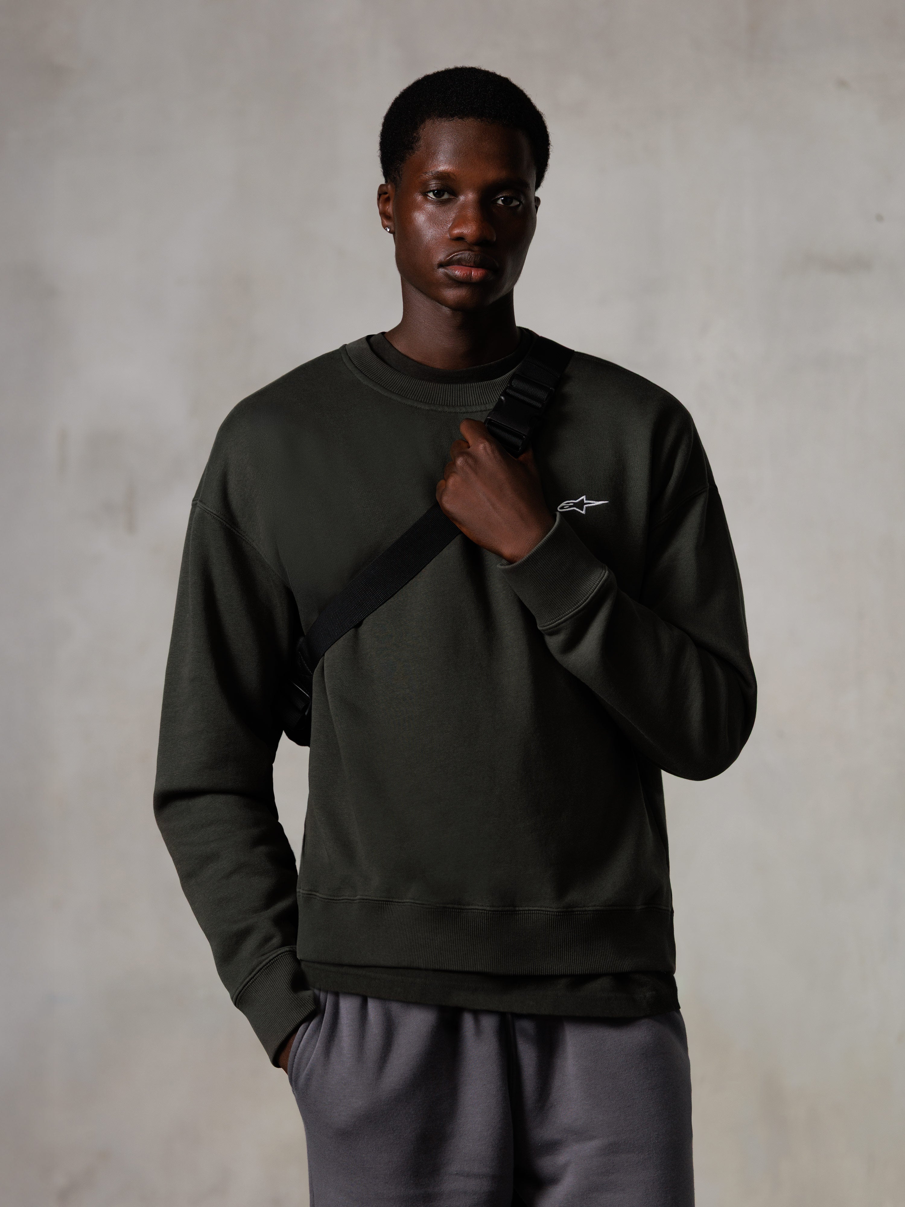 Alpinestars Essentials Ageless Crew, crewneck sweatshirt, Off Black, med et lille hvidt Alpinestars-logo på brystet, ribstrikket krave og kant, afslappet lifestyle streetwear