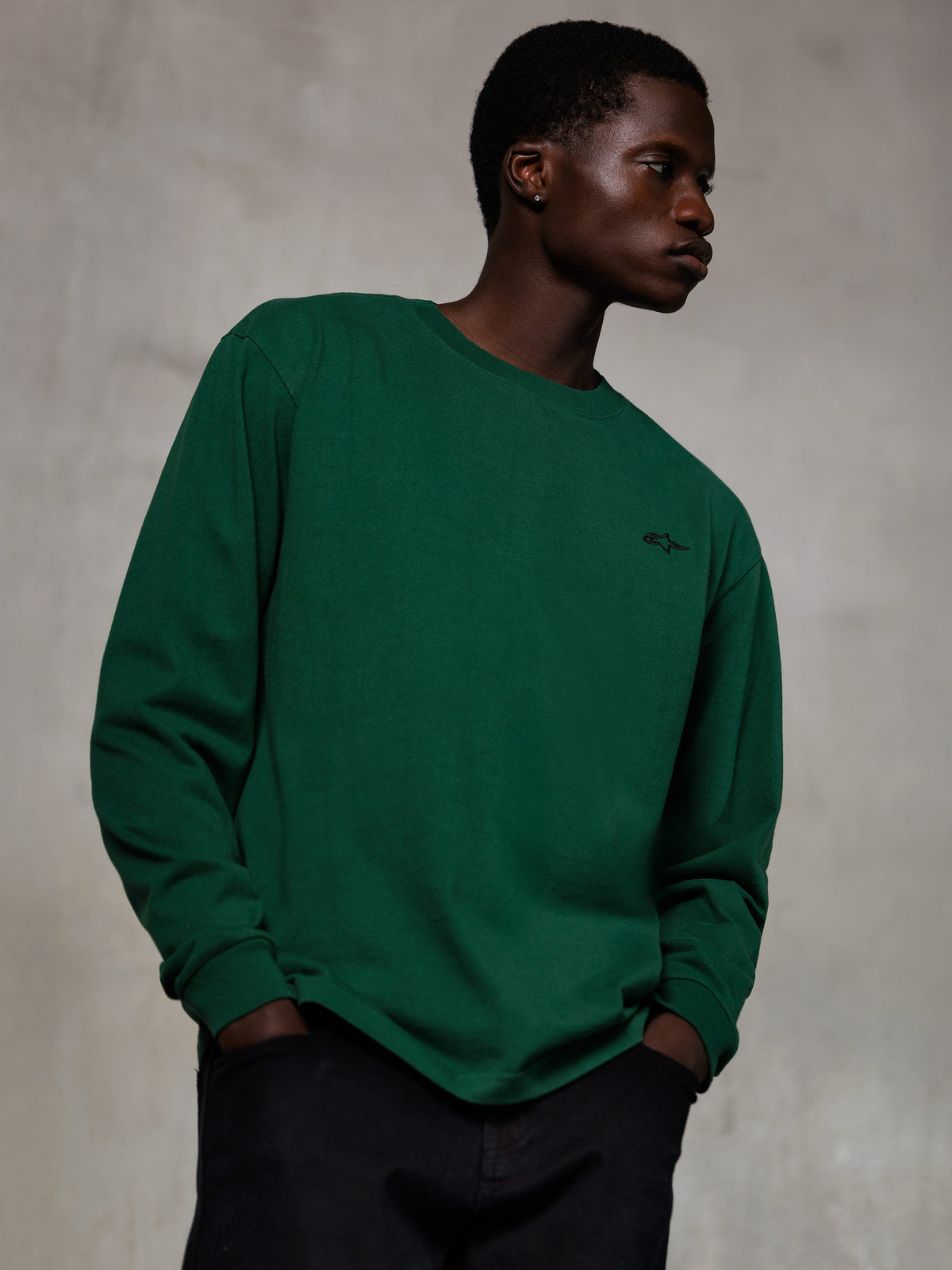 Alpinestars Essentials Ageless LS Tee, langærmet t-shirt, Pine Green, lille sort logo på brystet, rund hals, afslappet pasform, premium økologisk bomuld, casual streetwear