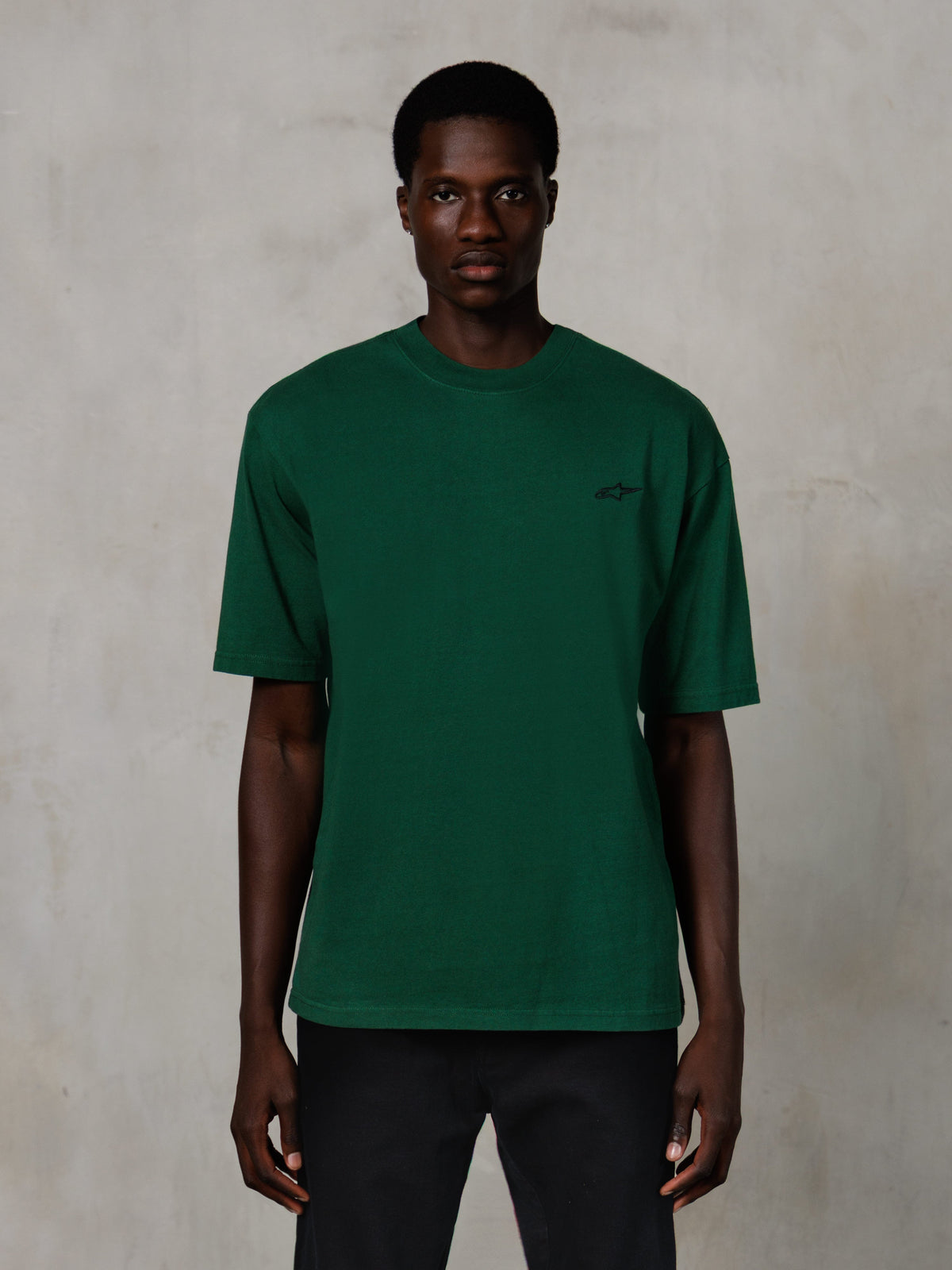 Alpinestars Essentials Ageless SS Tee, kortærmet T-shirt, Pine Green, med et lille sort brystlogo, afslappet pasform, casual lifestyle streetwear