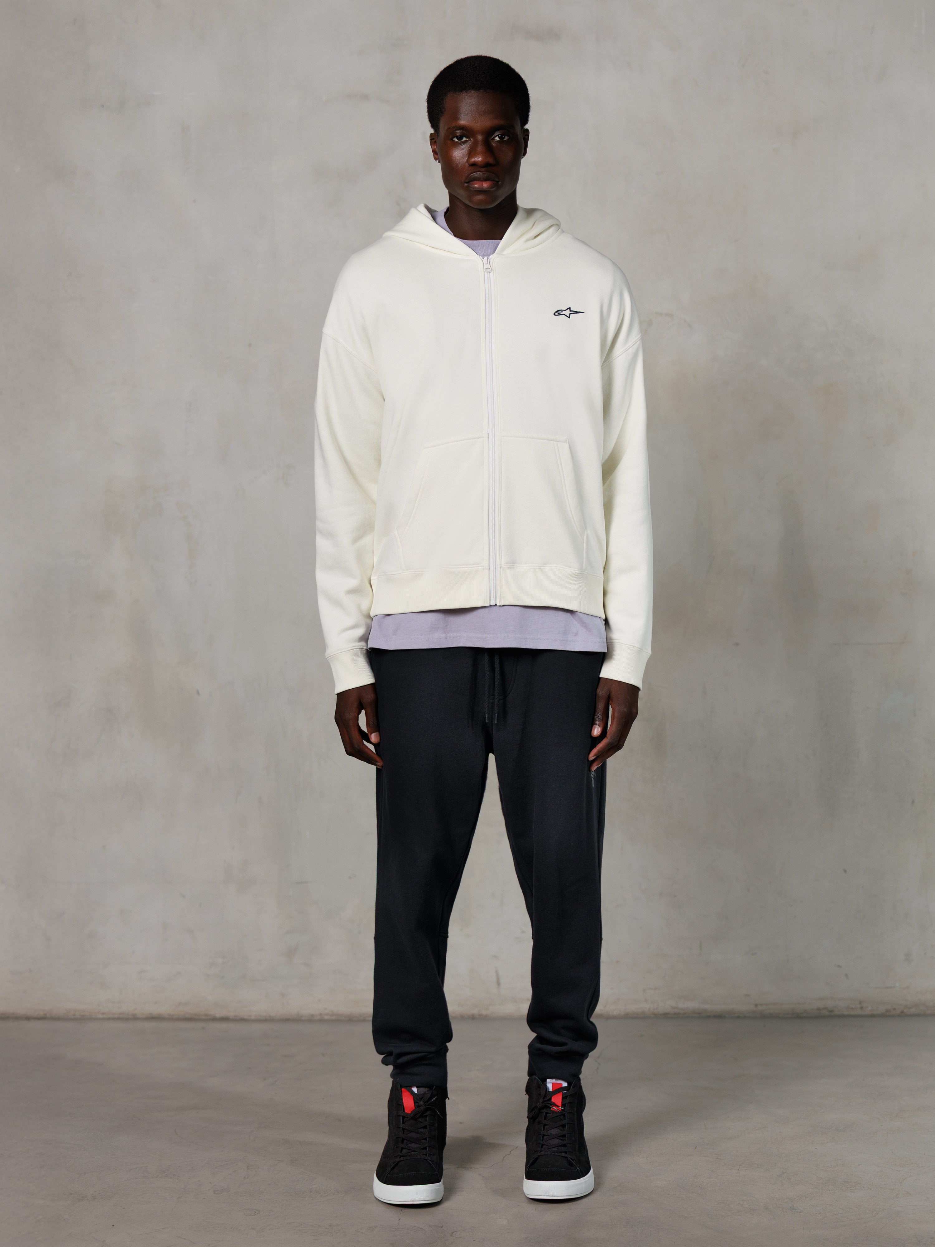 Alpinestars Essentials Ageless Zip Hoodie, afslappet streetwear, off-white med diskret sort logo på brystet, gennemgående lynlås, design med hætte, afslappet pasform, stylet med sorte joggingbukser og sneakers