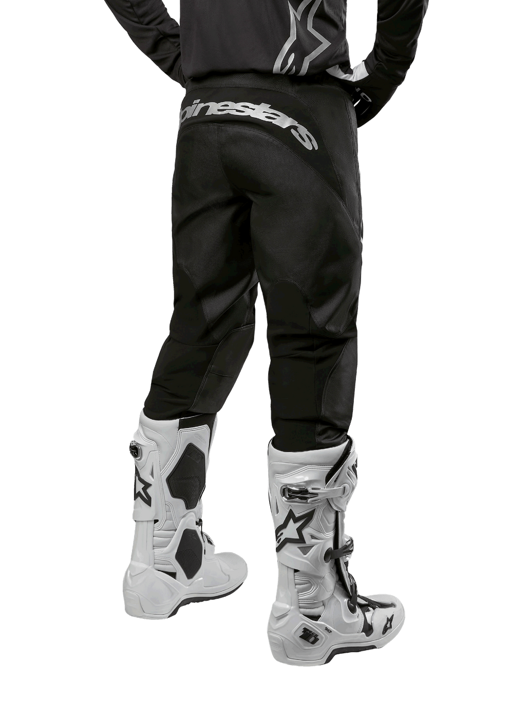 Alpinestars 2024 Fluid Graphite-udstyrssæt, set bagfra af sorte og grå motocrossbukser med hvidt Alpinestars-branding på bagdelen, båret med hvide og sorte motocross-støvler, specialiseret off-road-racerudstyr
