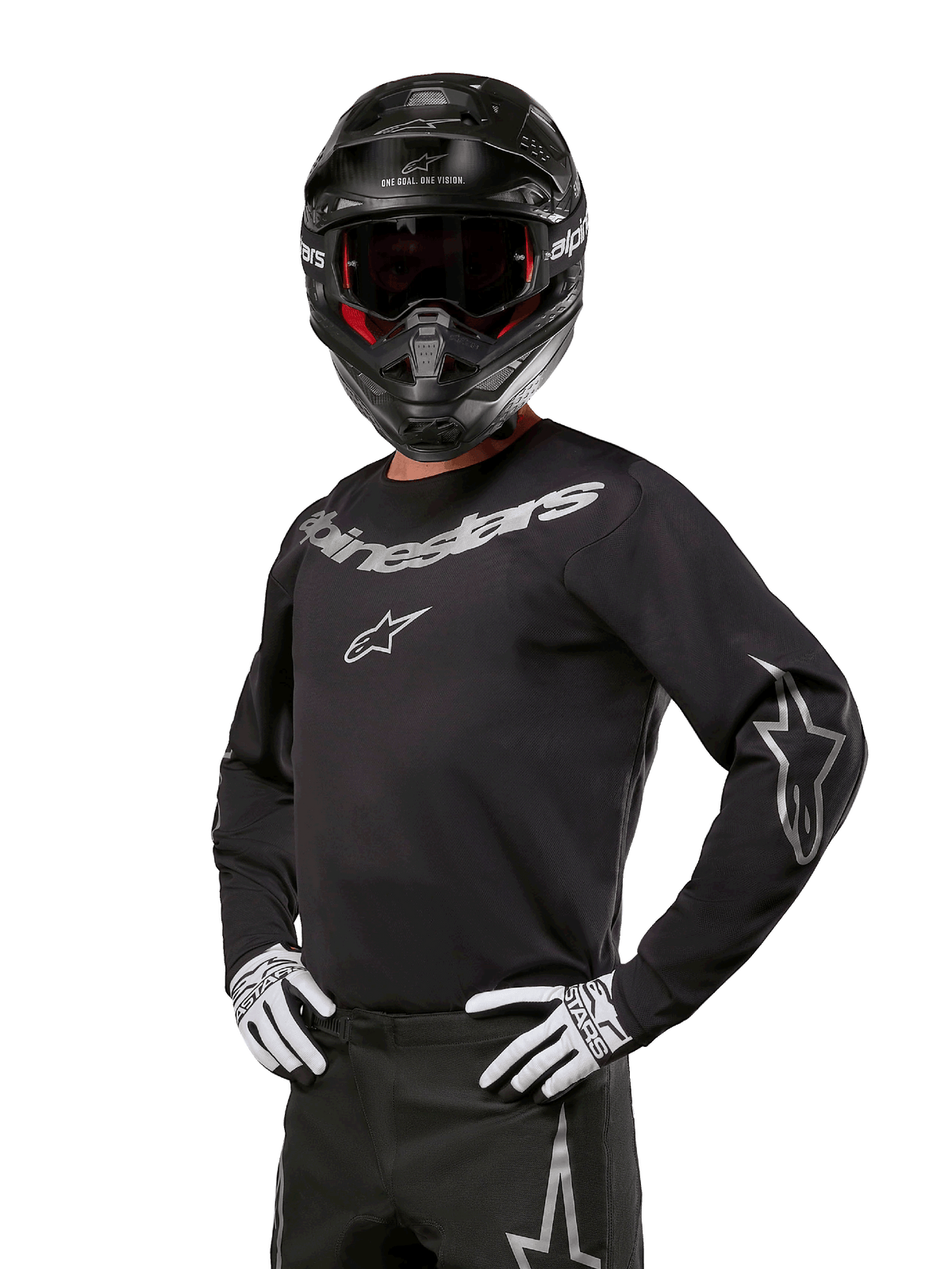 Alpinestars 2024 Fluid Graphite trøje, sort og sølv motocross-jersey, langærmet performance-pasform, vist med sort hjelm og hvide handsker, med sølvfarvet Alpinestars-branding, off-road racerudstyr