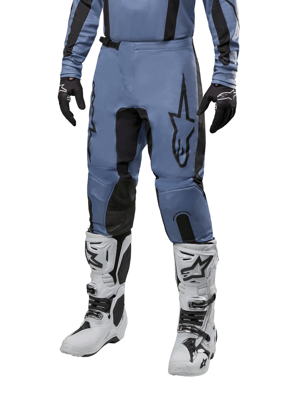 Alpinestars 2024 Fluid Lurv bukser, motocross-bukser, lyseblå og sort, vist med matchende langærmet trøje og hvide motocross-støvler, med et fremtrædende sort stjernelogo på låret og forstærkede indvendige knæpaneler, frontvisning på hvid baggrund