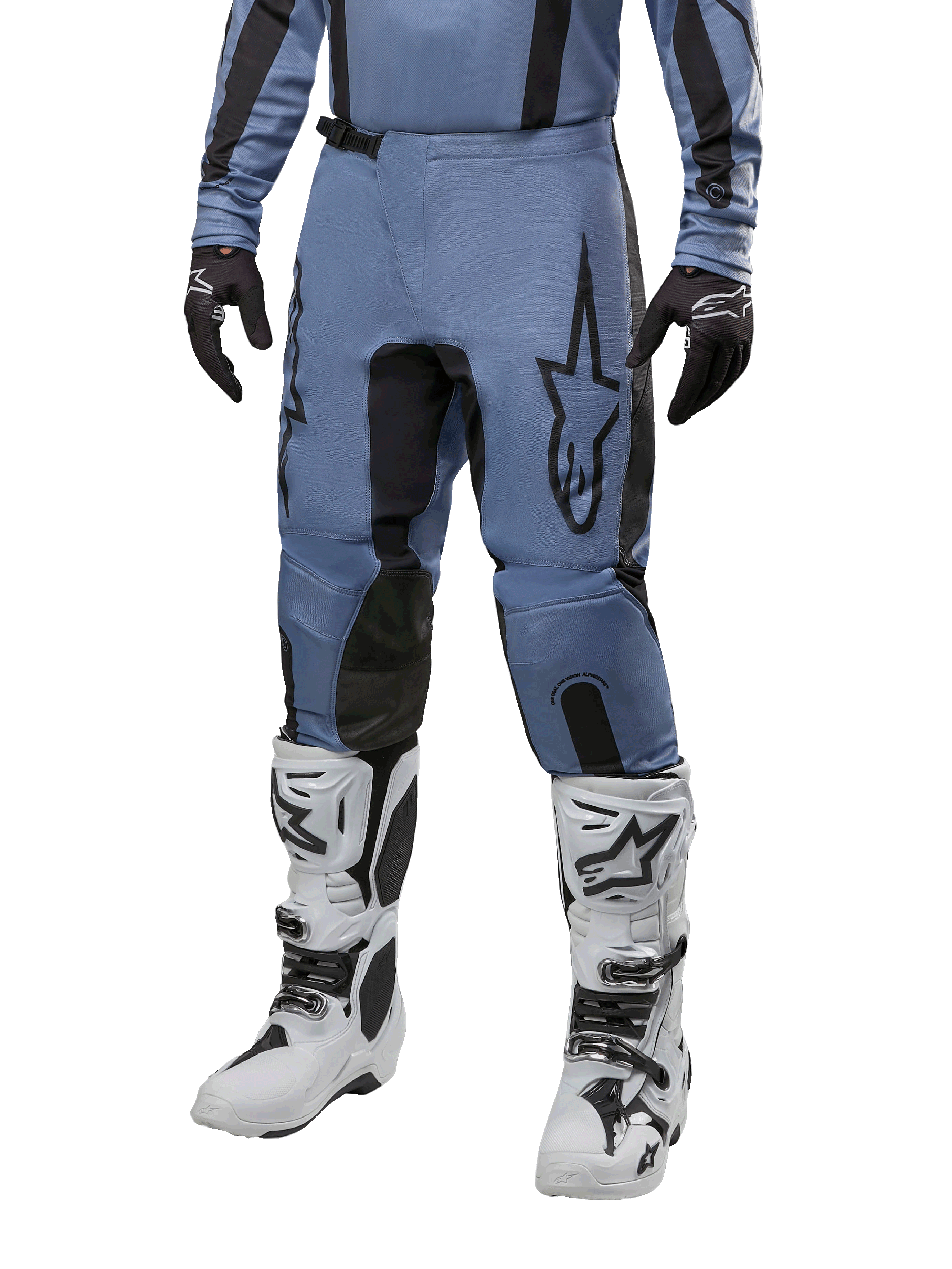 Alpinestars 2024 Fluid Lurv bukser, motocross-bukser, lyseblå og sort, vist med matchende langærmet trøje og hvide motocross-støvler, med et fremtrædende sort stjernelogo på låret og forstærkede indvendige knæpaneler, frontvisning på hvid baggrund
