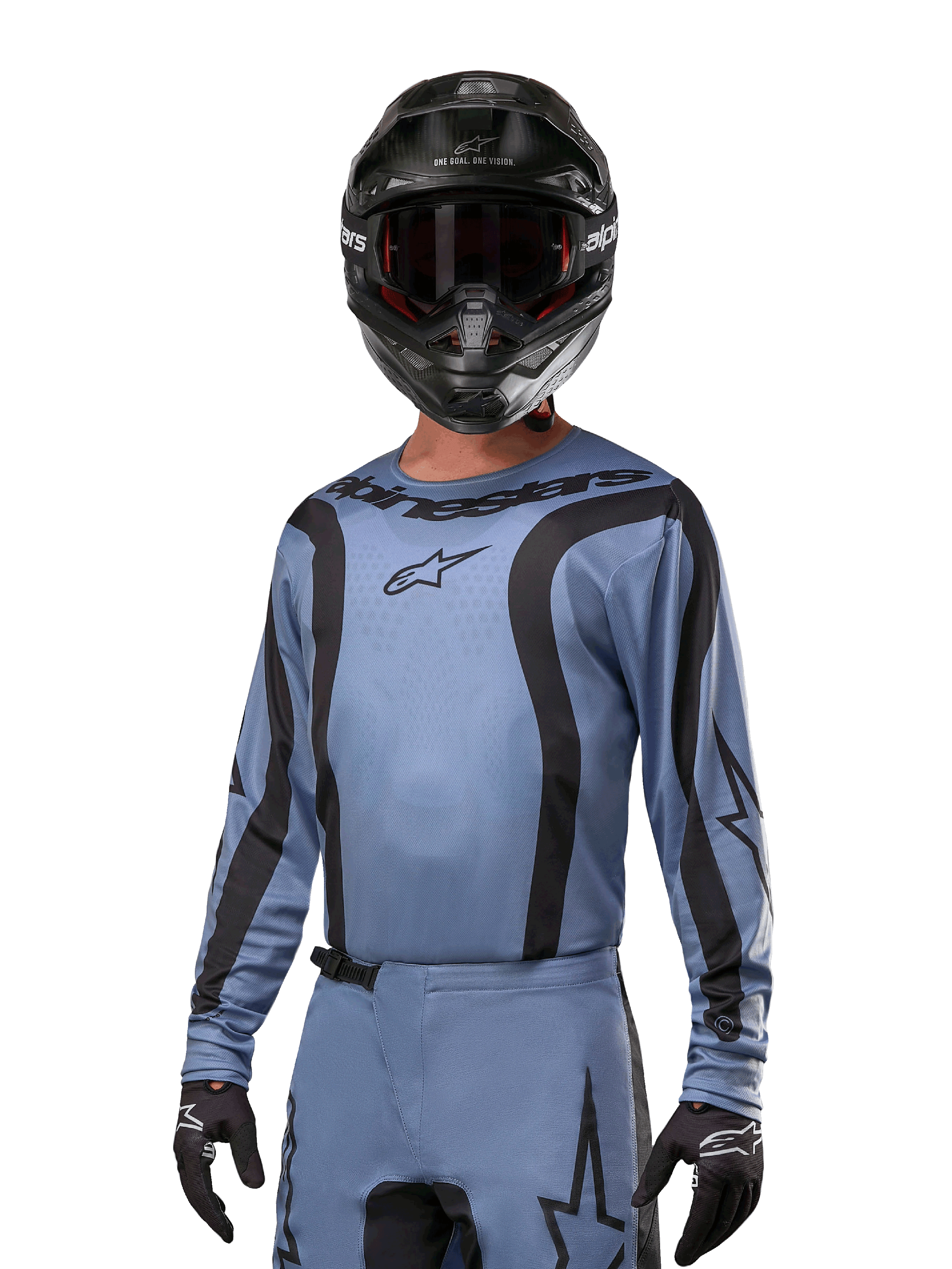 Motocross-rytter iført Alpinestars 2024 Fluid Lurv-trøje, lyseblå og sort, kombineret med sort hjelm og goggles, med markante sorte grafiske detaljer og Alpinestars-stjernelogo, atletisk performance-udstyr til off-road racing