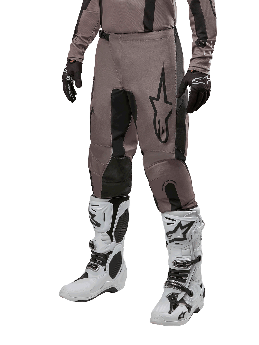 Alpinestars 2024 Fluid Lurv bukser, motocross-bukser, Mud Black og sort, med Alpinestars-logo, vist med sorte handsker og hvide motocross-støvler, sporty design til terrænkørsel
