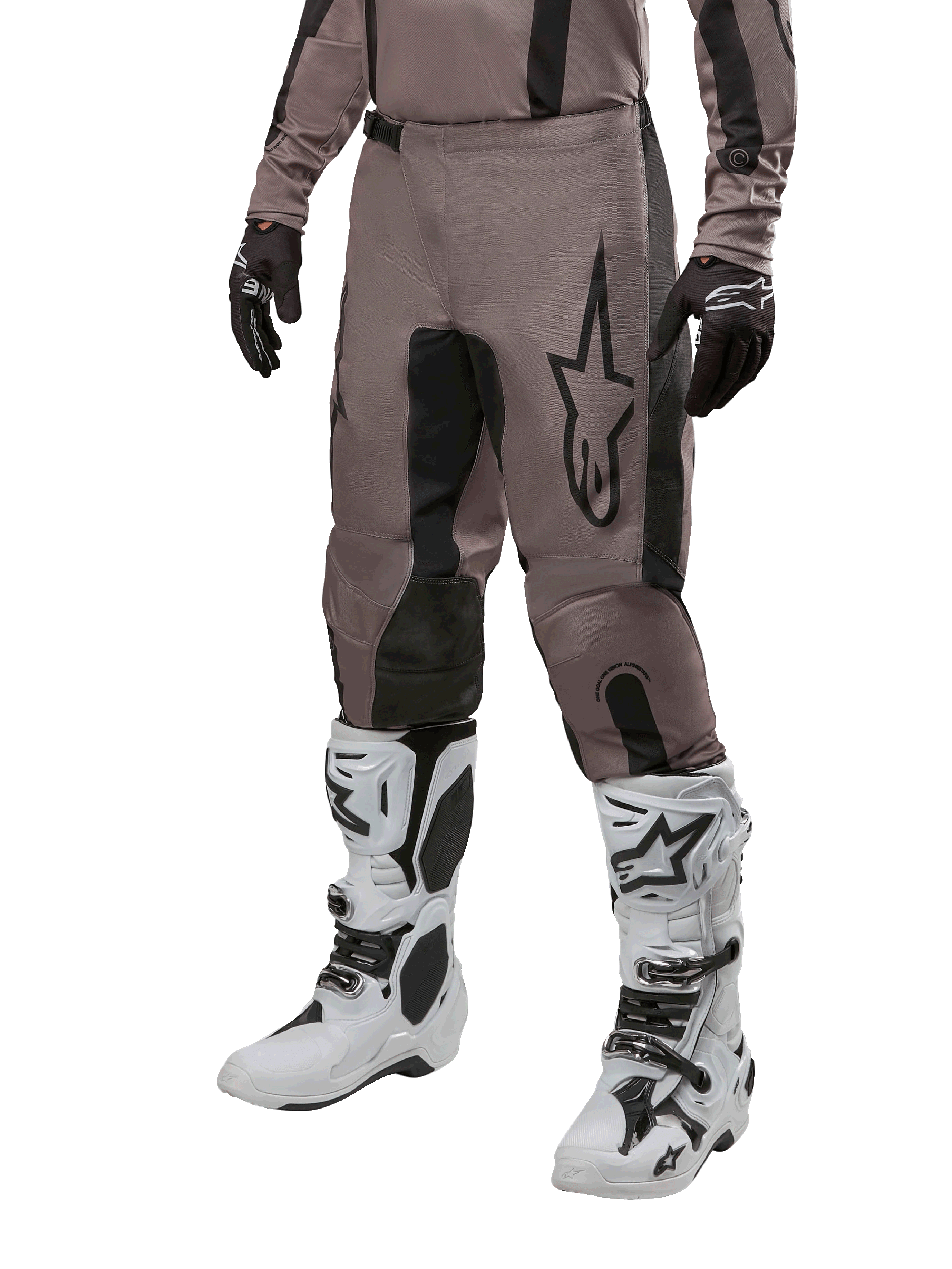 Alpinestars 2024 Fluid Lurv bukser, motocross-bukser, Mud Black og sort, med Alpinestars-logo, vist med sorte handsker og hvide motocross-støvler, sporty design til terrænkørsel