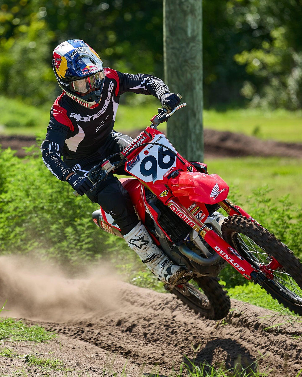Alpinestars 2025 Fluid Haul komplet-sæt, sort og hvid motocrosstrøje og bukser, båret af rytter 96 på en rød Honda.