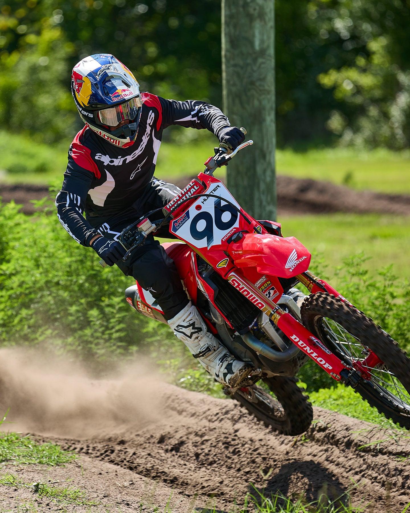 Alpinestars 2025 Fluid Haul komplet-sæt, sort og hvid motocrosstrøje og bukser, båret af rytter 96 på en rød Honda.