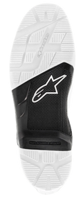Alpinestars Tech 7 Enduro sål, udskiftelig gummiydersål, sort og hvid, set nedefra med tekstureret slidmønster og groft mønster, hvidt Astars-logo på den sorte midterdel og præget Alpinestars-branding, reservedel til off-road motorcykelstøvler