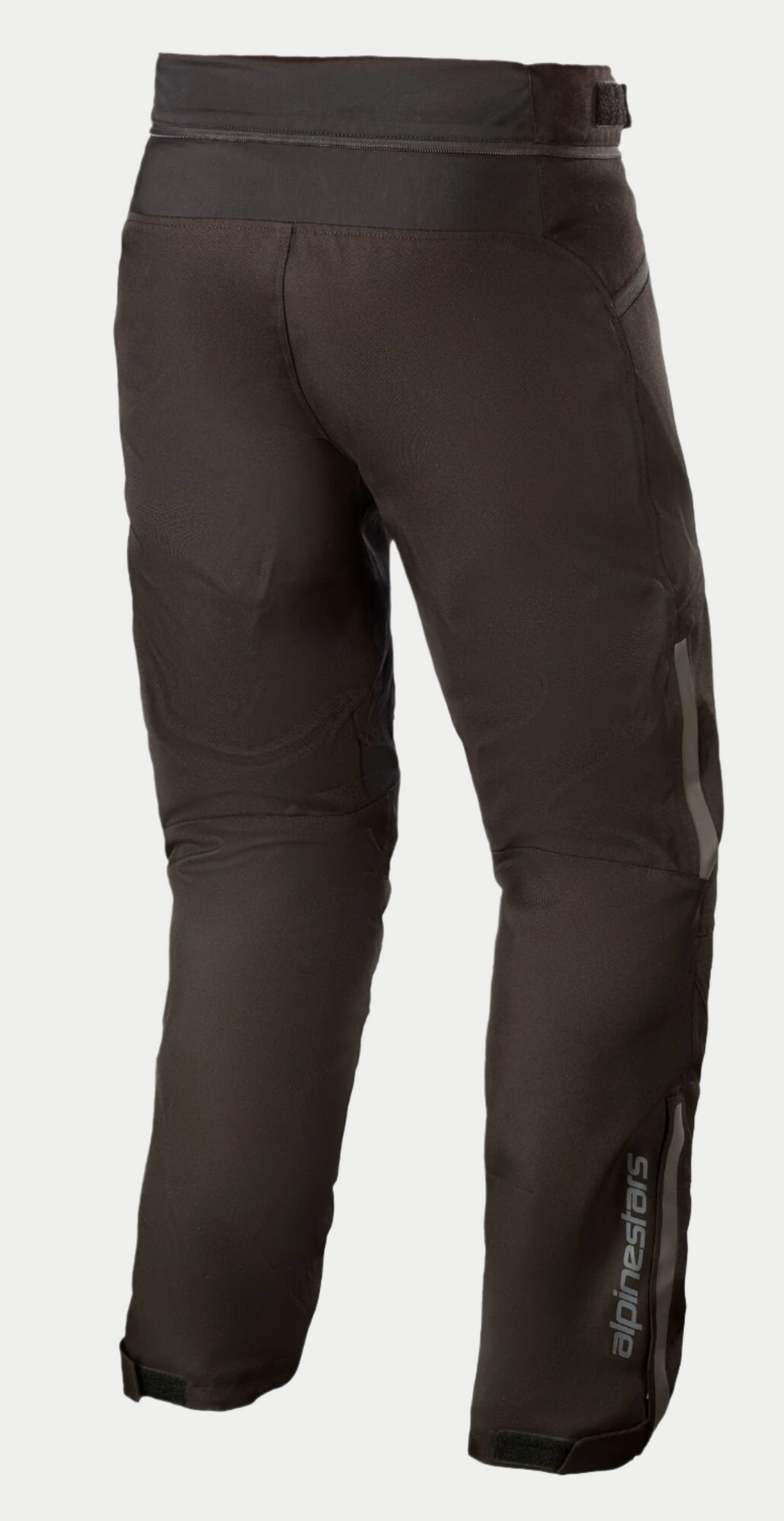 Alpinestars AST-1 V2 Vandtætte Bukser - Short, sorte motorcykelbukser, set bagfra med slidstærk tekstilkonstruktion, reflekterende Alpinestars-logo på underbenet, lynlås til sammenkobling i taljen og justerbart velcro-bælte