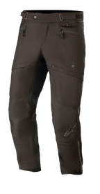 Alpinestars AST-1 V2 Waterproof Pants Short, sorte, vandtætte motorcykelbukser, touringbukser, vandtæt tekstilkonstruktion, lynlåslommer og justerbar talje, forbøjede ben med reflekterende logo
