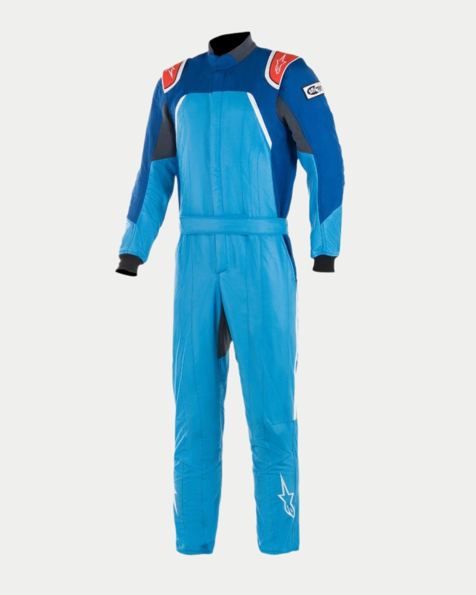 Alpinestars GP Pro Comp Bootcut Suit FIA, professionel køredragt til motorsport i koboltblå, kongeblå og rød, med en tre-lags aramidisk konstruktion, skulderepauletter og et bootcut-bendesign med hvide stjernelogoer.