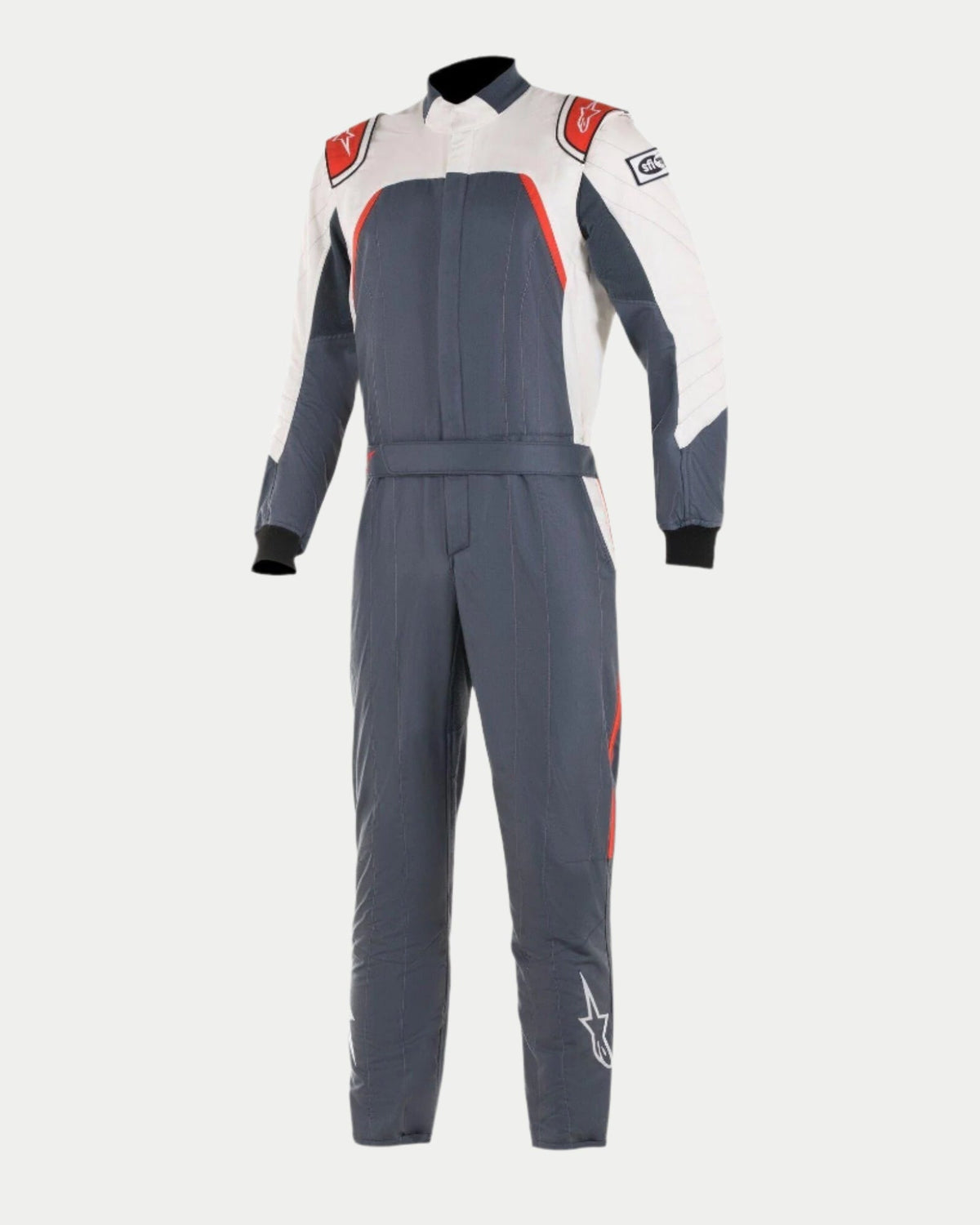 Alpinestars GP Pro Comp Bootcut Køredragt FIA, autodragt til motorsport, Asphalt hvid og rød, mørkegrå krop med hvide skulderpaneler og røde detaljer, Alpinestars-logoer på skuldre og ben, bootcut-benkonstruktion, professionelt motorsportdesign