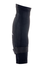 Alpinestars Aria knæbeskytter, sideprofil, sort sleeve i stretch-mesh med elastisk rem forneden og lille hvidt logo, åndbart slip-on design til MTB-cykling