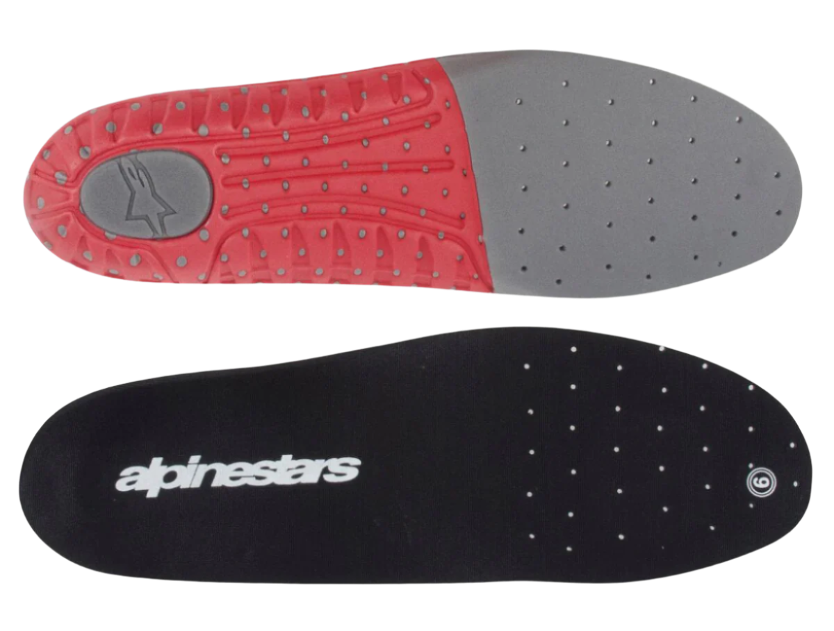 Alpinestars Indlægssål Tech 7, udskiftelig indlægssål til Tech 7 motocrossstøvler, mørkegrå rød, har sort overside med hvidt logo og rød og grå tekstureret underside, perforeret for åndbarhed