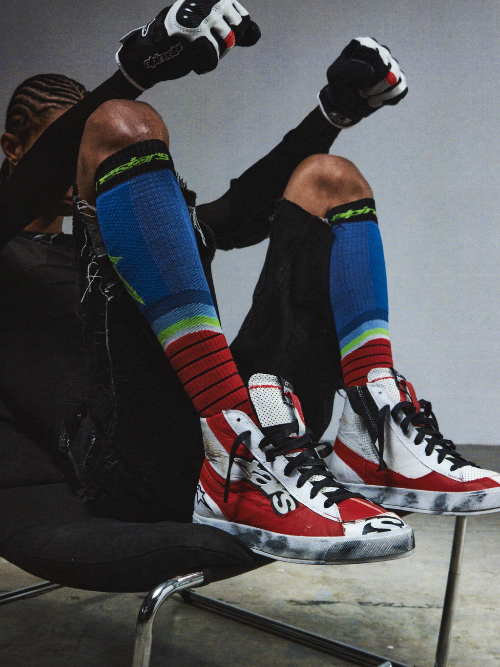 Alpinestars RSRV Legacy Shoe, lifestyle-sneakers, rød, hvid og sort, person iført farverige stribede strømper og sorte handsker, premium streetwear-kollektion