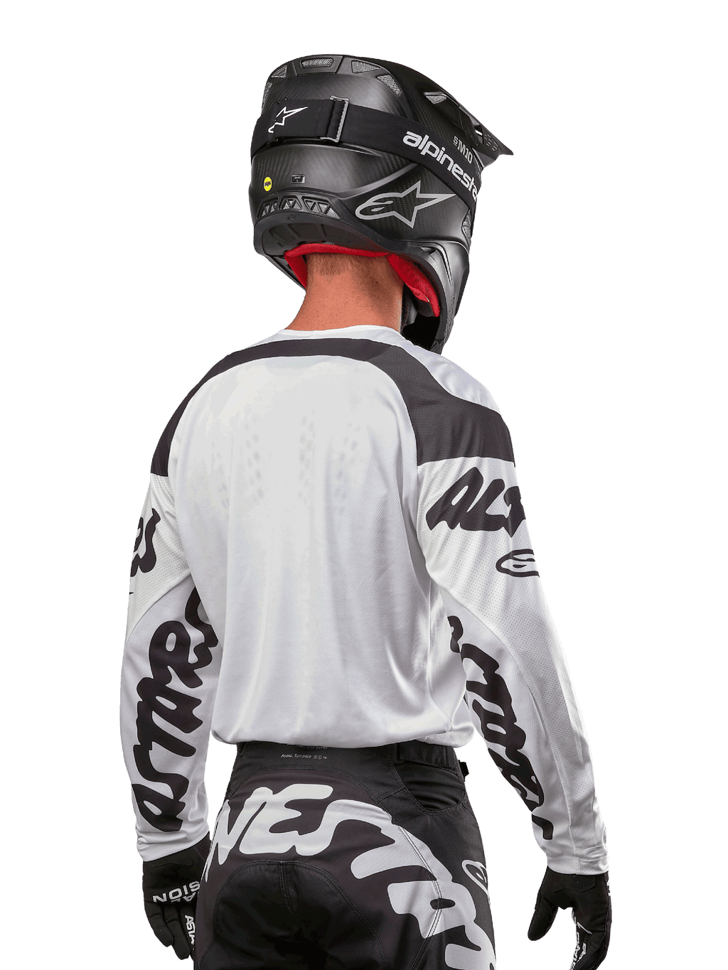 Alpinestars 2024 Racer Hana trøje, hvid og sort, set bagfra med ergonomisk pasform og markant branding på ærmerne, kombineret med en sort motocrosshjelm og matchende sort-hvide bukser, højtydende racerudstyr til terrænkørsel