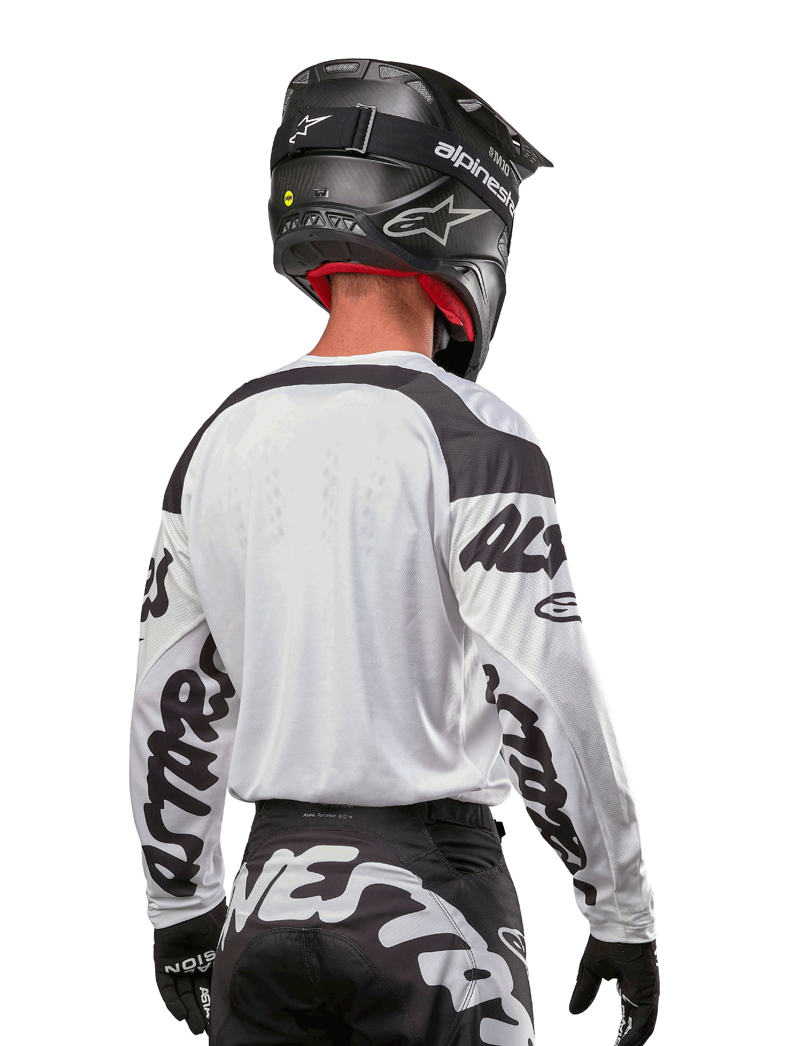 Alpinestars 2024 Racer Hana trøje, hvid og sort, set bagfra med ergonomisk pasform og markant branding på ærmerne, kombineret med en sort motocrosshjelm og matchende sort-hvide bukser, højtydende racerudstyr til terrænkørsel