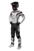 Alpinestars 2024 Racer Hana gear-sæt, komplet motocross-udstyr, hvid trøje med sort grafik, sorte bukser med hvide logoer, sort hjelm, sorte handsker og hvide støvler med sorte detaljer, beskyttelsesudstyr til terrænkørsel