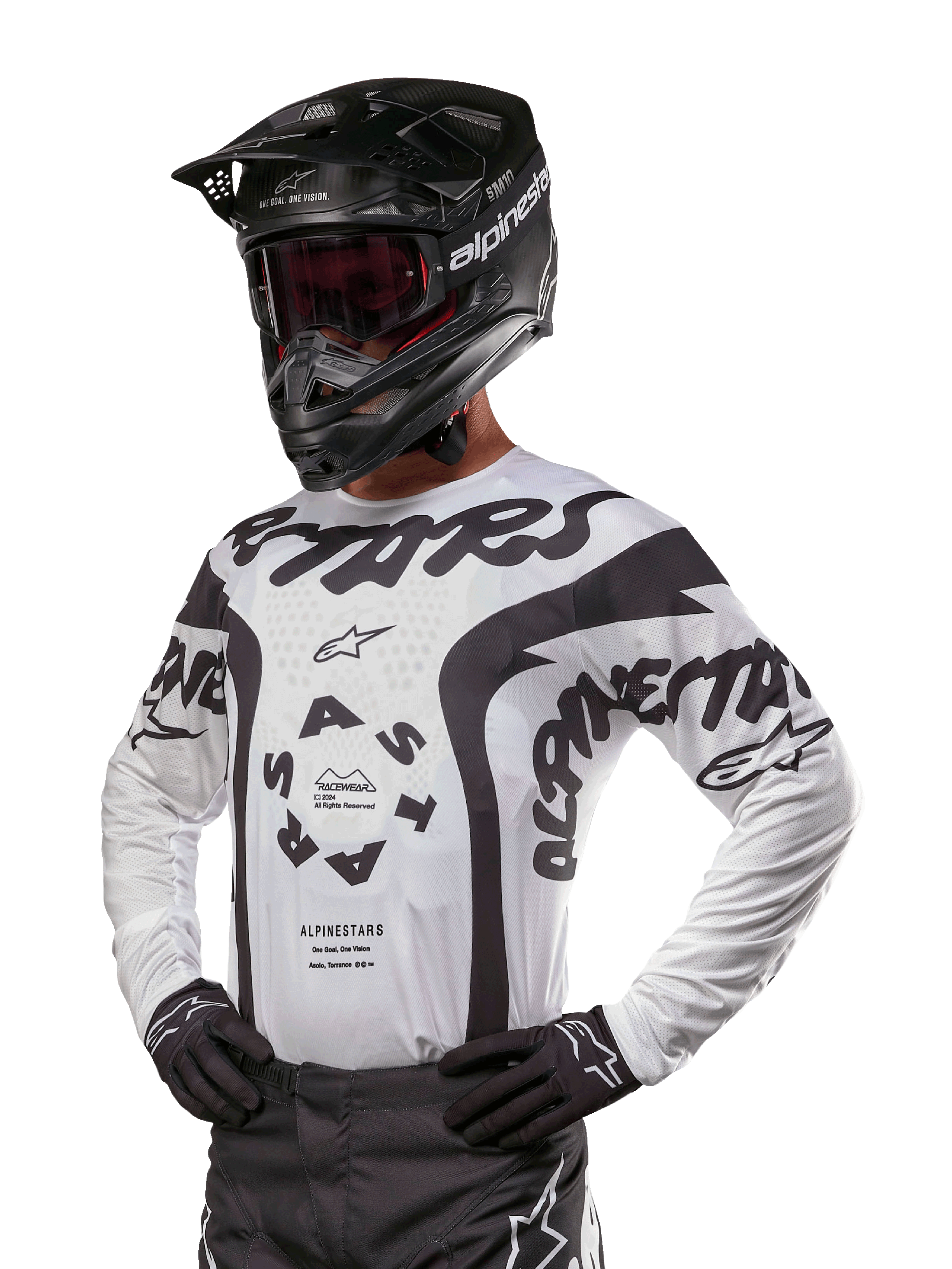 Alpinestars 2024 Racer Hana trøje, motocross racing jersey, hvid og sort, markant grafik med Alpinestars og Astars branding, vist med sort hjelm og sorte handsker, teknisk off-road MX-udstyr