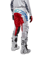 Alpinestars 2024 Racer Hana bukser, motocrossbukser, hvid flerfarvet med røde og blå accenter, set bagfra med stort branding på sædet, båret med hvide og sorte motocrossstøvler, designet til off-road ydeevne og holdbarhed