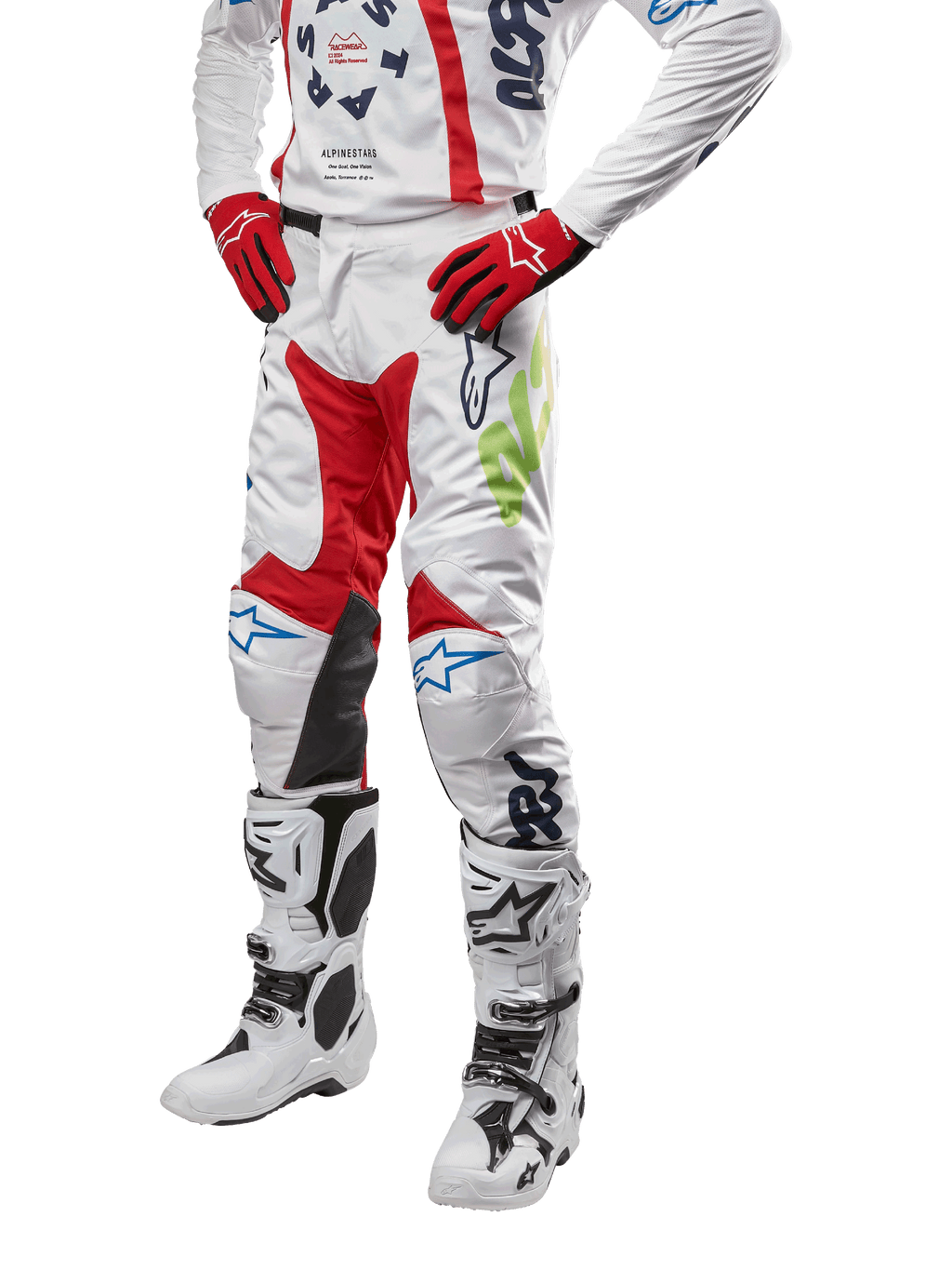 2024 Racer Hana bukser, motocross racingbukser, hvid med røde, blå og limegrønne detaljer, beskyttende design med knæpaneler i læder, båret med matchende trøje, røde handsker og hvide støvler med spænder, sporty motorsportsoutfit