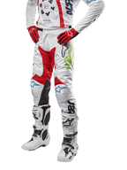 2024 Racer Hana bukser, motocross racingbukser, hvid med røde, blå og limegrønne detaljer, beskyttende design med knæpaneler i læder, båret med matchende trøje, røde handsker og hvide støvler med spænder, sporty motorsportsoutfit