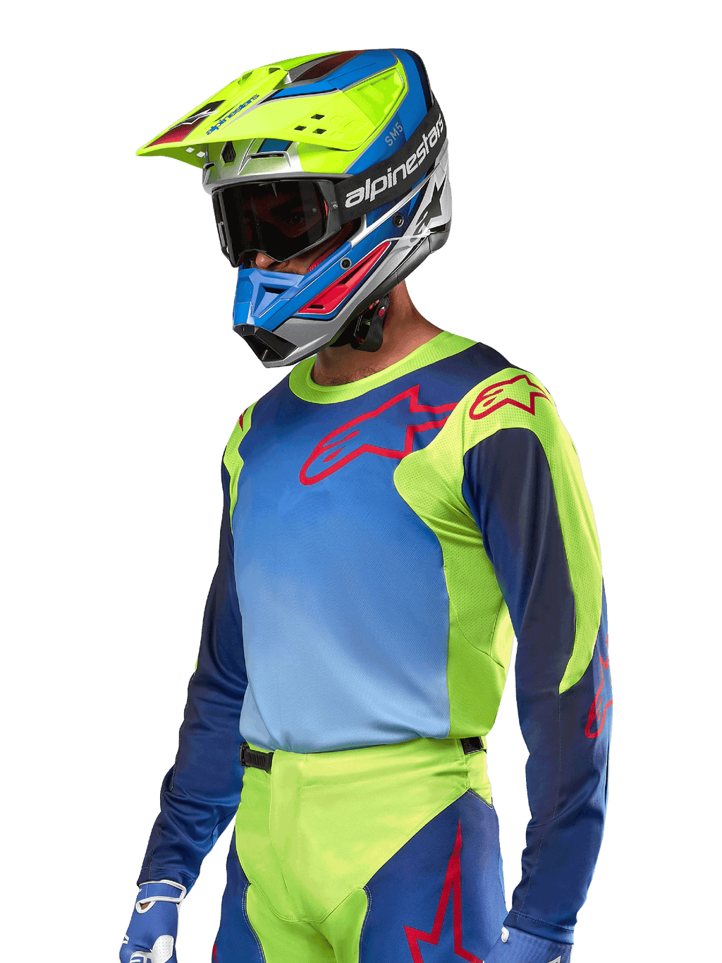 Alpinestars 2024 Racer Hoen Jersey, motocross trøje, neongul og mørkeblå med røde logoer, båret med en matchende gul, blå og rød hjelm og blå handsker, iøjnefaldende udstyr til terrænkørsel
