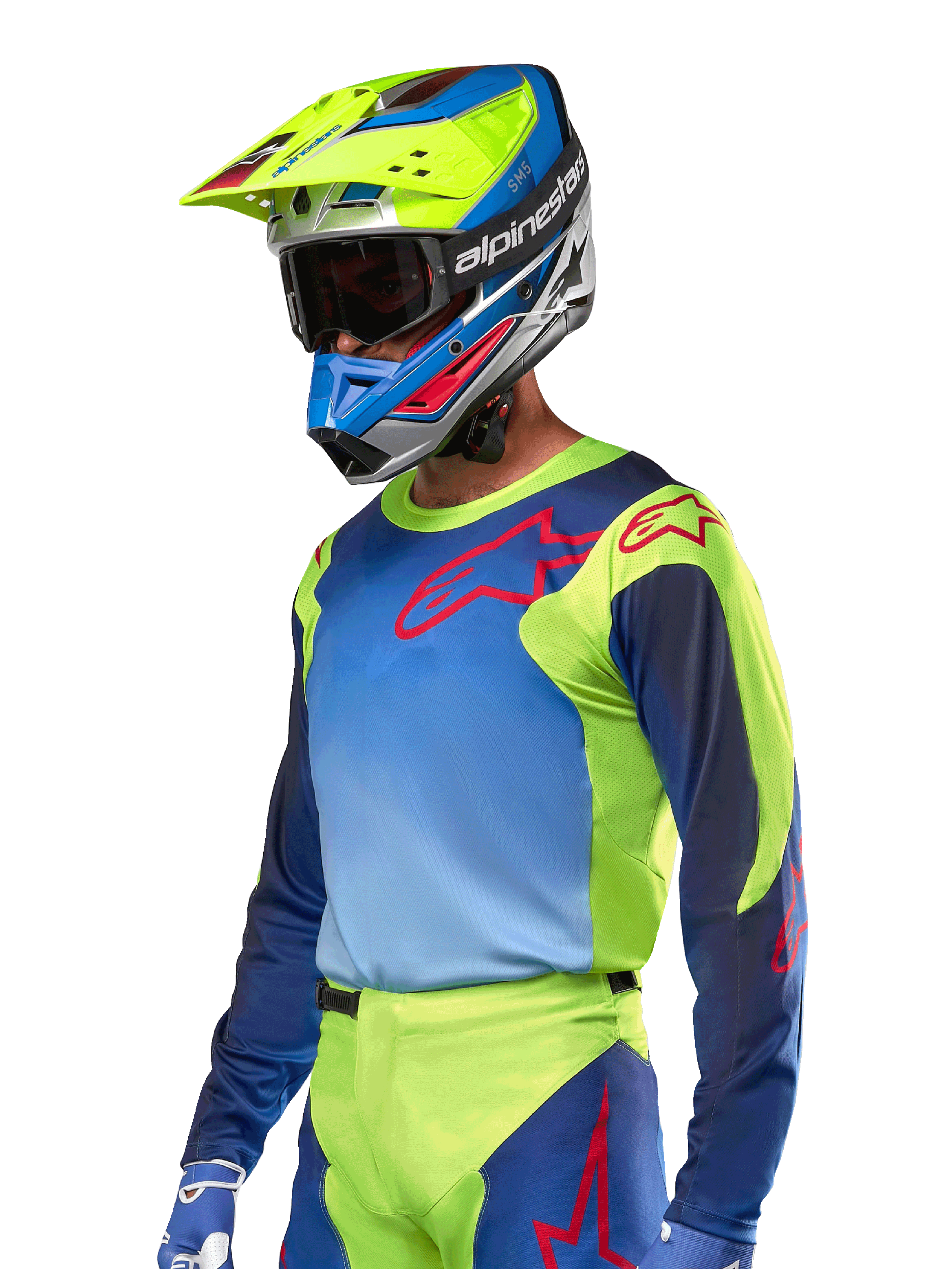Alpinestars 2024 Racer Hoen Jersey, motocross trøje, neongul og mørkeblå med røde logoer, båret med en matchende gul, blå og rød hjelm og blå handsker, iøjnefaldende udstyr til terrænkørsel