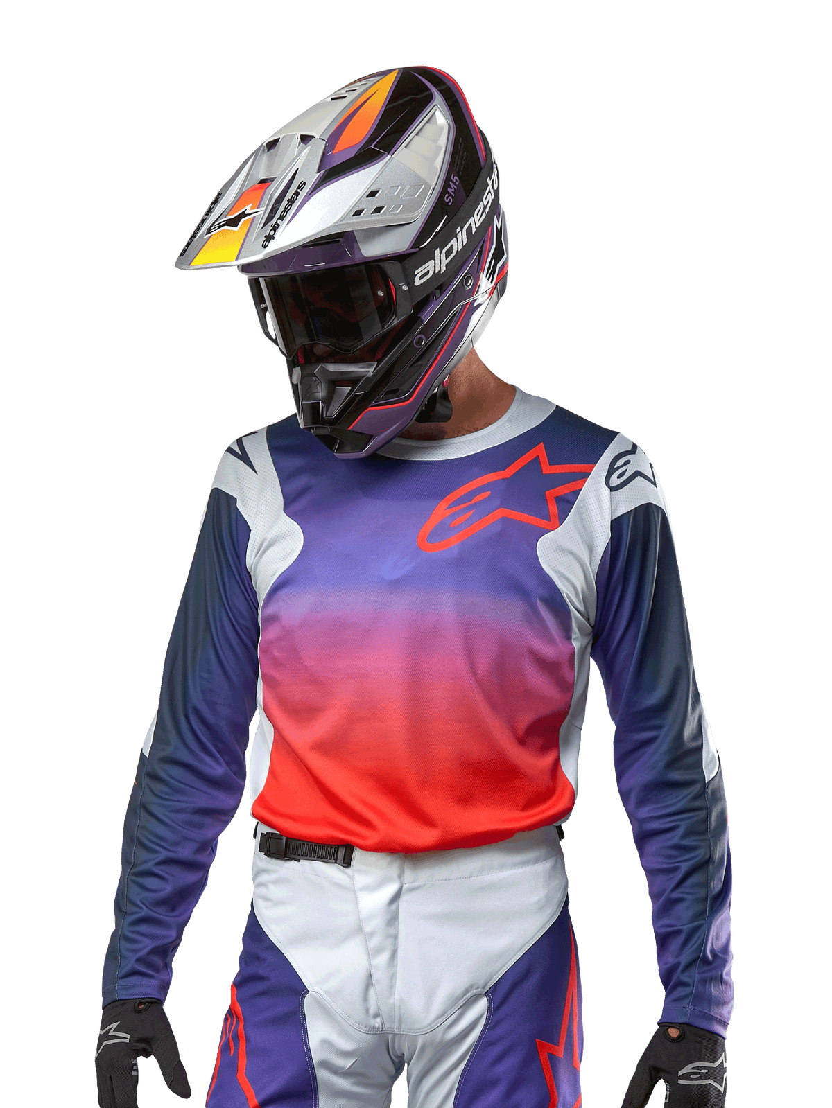 Alpinestars 2024 Racer Hoen Jersey, motocross-trøje, gradient i lilla og stærk orange med mørkeblå ærmer og lysegrå skulderpaneler, båret med matchende racerbukser og hjelm, komplet off-road køreudstyr