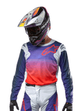 Alpinestars 2024 Racer Hoen Jersey, motocross-trøje, gradient i lilla og stærk orange med mørkeblå ærmer og lysegrå skulderpaneler, båret med matchende racerbukser og hjelm, komplet off-road køreudstyr