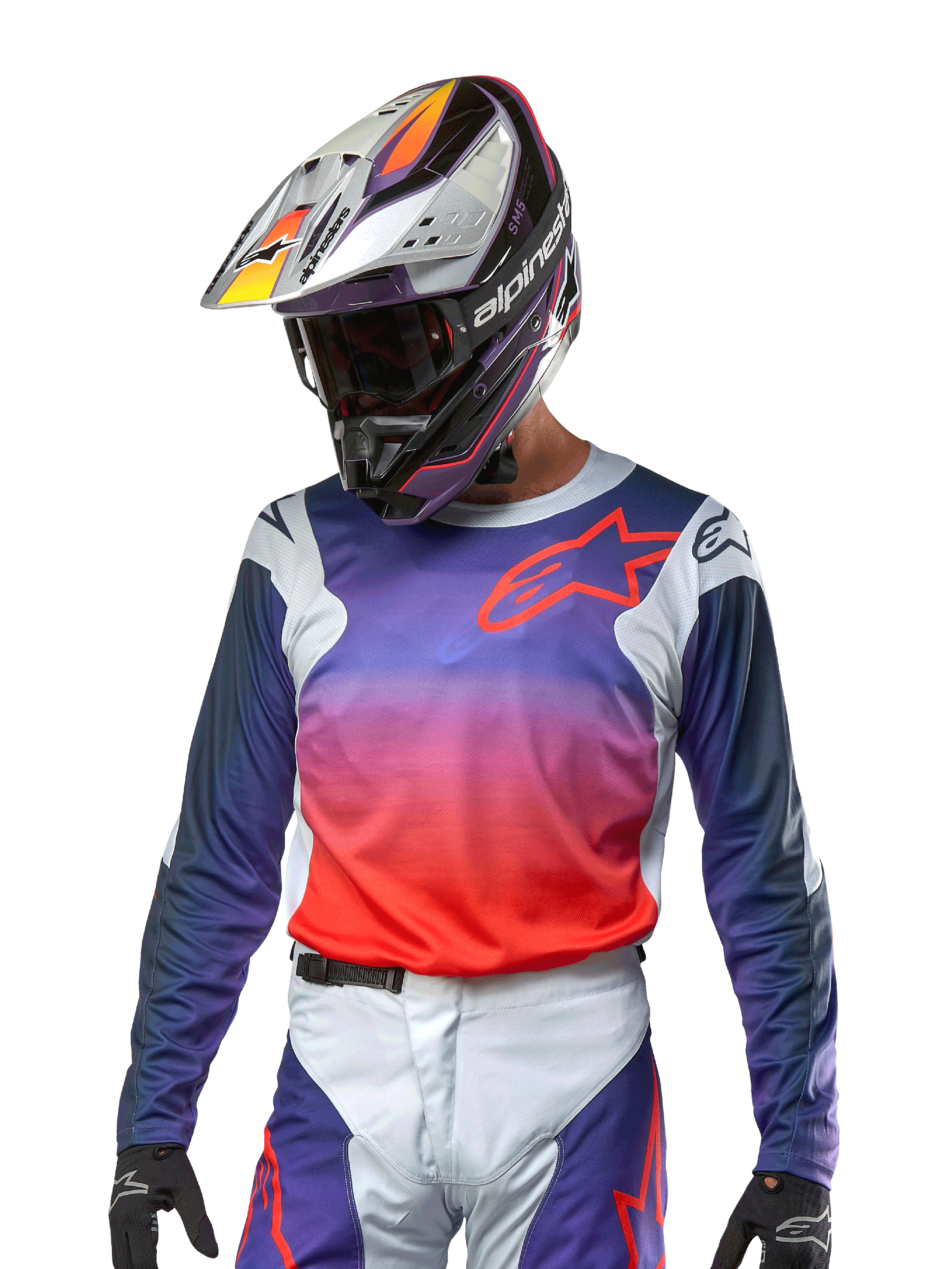 Alpinestars 2024 Racer Hoen Jersey, motocross-trøje, gradient i lilla og stærk orange med mørkeblå ærmer og lysegrå skulderpaneler, båret med matchende racerbukser og hjelm, komplet off-road køreudstyr