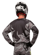 Alpinestars 2024 Racer Tactical jersey, motocross-trøje, Cast Gray Camo Magnet, rygvisning der viser gråt og sort camouflagemønster, båret med matchende bukser og en sort og hvid hjelm, professionelt off-road racerudstyr