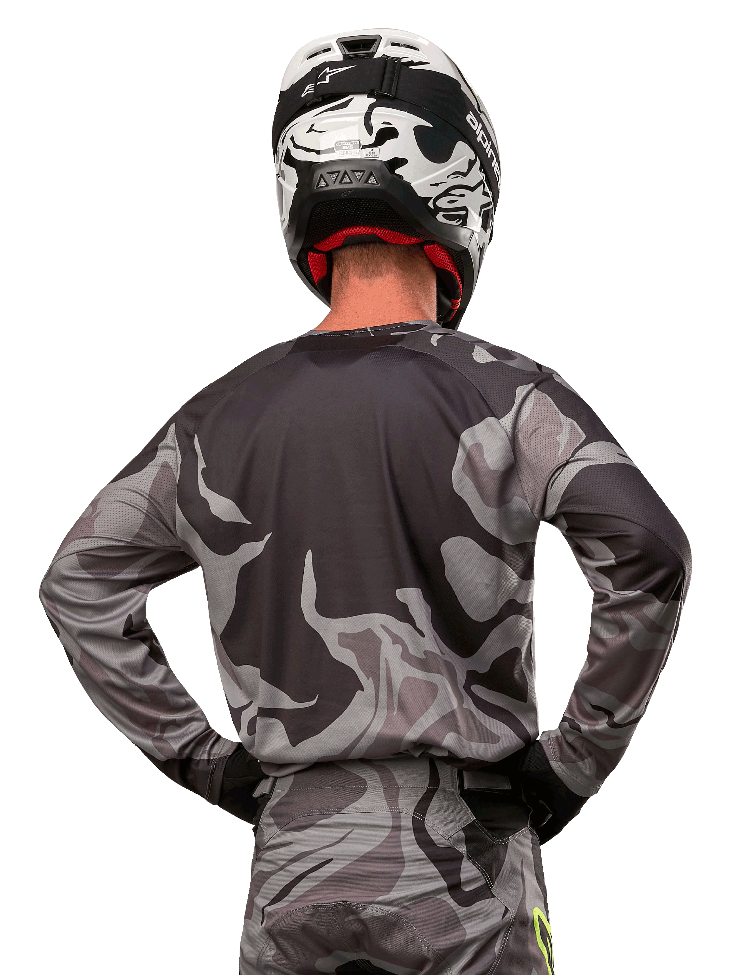 Alpinestars 2024 Racer Tactical jersey, motocross-trøje, Cast Gray Camo Magnet, rygvisning der viser gråt og sort camouflagemønster, båret med matchende bukser og en sort og hvid hjelm, professionelt off-road racerudstyr