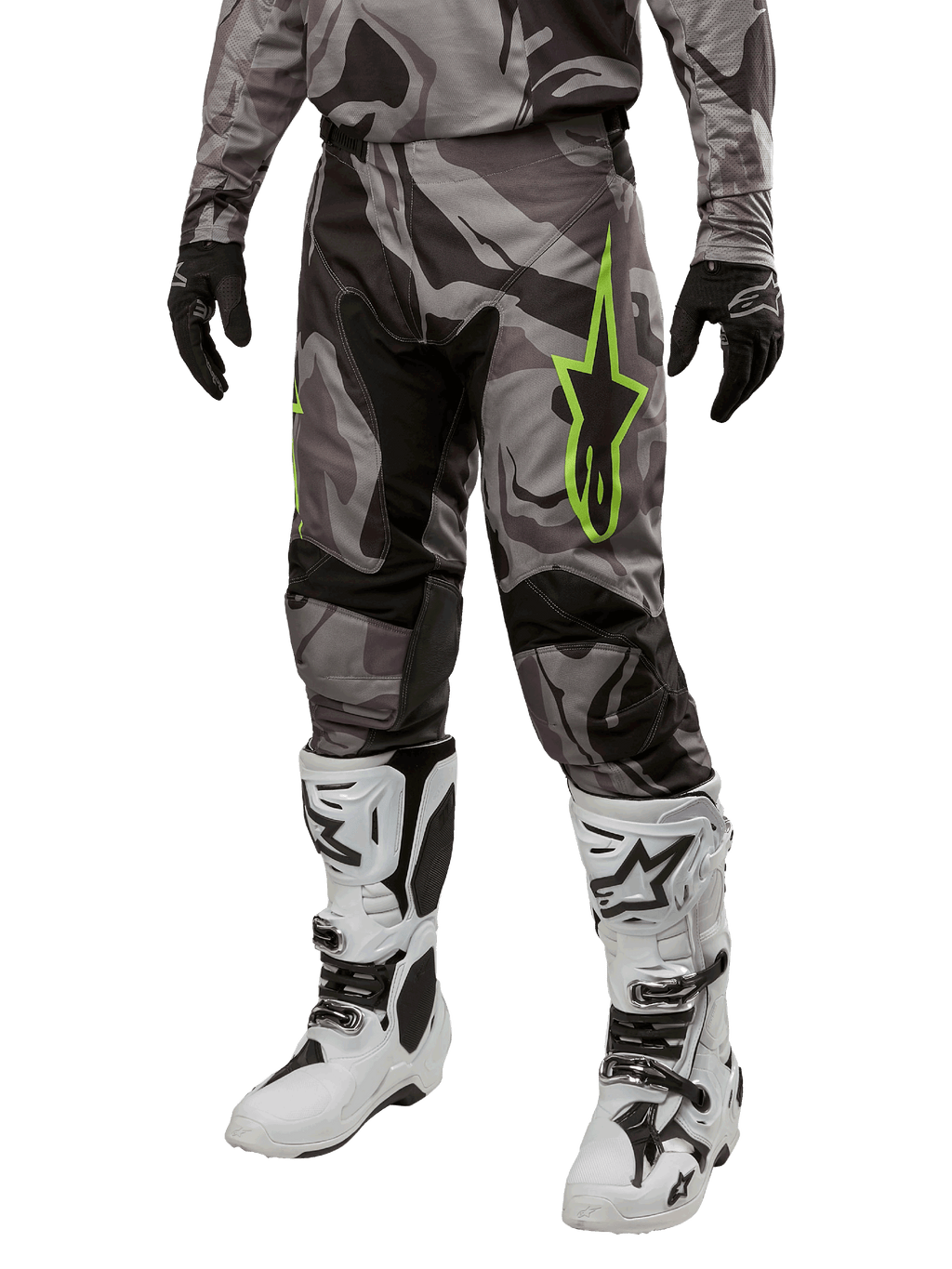 Alpinestars 2024 Racer Tactical bukser, motocross bukser, grå og sort camouflage, limegrønt stjerne-logo, vist med hvide og sorte støvler og sorte handsker, udstyr til terrænkørsel