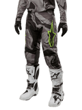 Alpinestars 2024 Racer Tactical bukser, motocross bukser, grå og sort camouflage, limegrønt stjerne-logo, vist med hvide og sorte støvler og sorte handsker, udstyr til terrænkørsel